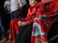 百岁老人过寿近万人祝贺 五世同堂场面震撼