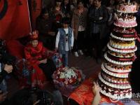 百岁老人过寿近万人祝贺 五世同堂场面震撼