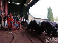 百岁老人过寿近万人祝贺 五世同堂场面震撼