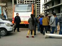 西宁一男子偷开公交车 撞伤路人后逃逸被抓