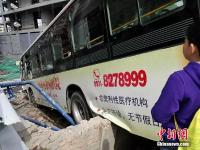 西宁一男子偷开公交车 撞伤路人后逃逸被抓
