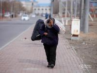70岁老奶奶捡破烂为生 不愿露面称想活的有尊严