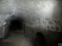 老汉住防空洞20年 称此曾为医院太平间