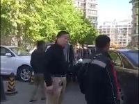 快递小伙剐蹭轿车遭车主扇耳光 警方介入处理
