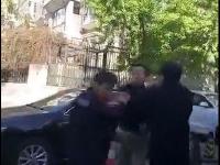 快递小伙剐蹭轿车遭车主扇耳光 警方介入处理