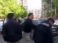 快递小伙剐蹭轿车遭车主扇耳光 警方介入处理