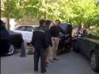快递小伙剐蹭轿车遭车主扇耳光 警方介入处理