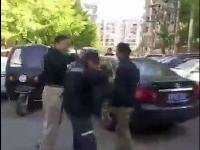 快递小伙剐蹭轿车遭车主扇耳光 警方介入处理