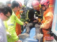 浙江黄岩5车连撞 货车司机小腿被狠狠卡住
