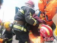浙江黄岩5车连撞 货车司机小腿被狠狠卡住