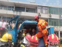 浙江黄岩5车连撞 货车司机小腿被狠狠卡住