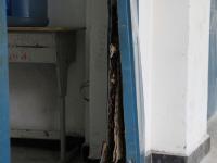 组图：四川广元一学校防盗门居然是铁皮夹纸壳