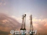 网友河边放水灯许愿 没想到召唤出“神龙”