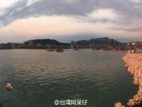 网友河边放水灯许愿 没想到召唤出“神龙”