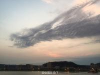 网友河边放水灯许愿 没想到召唤出“神龙”