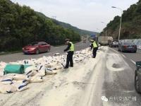 千袋大米洒路面 村民二话不说帮清理