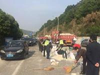 千袋大米洒路面 村民二话不说帮清理