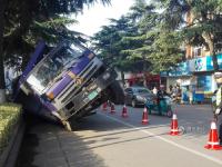 江苏丹阳街道现大坑“咬”翻沥青车 车主受罚