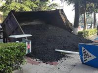 江苏丹阳街道现大坑“咬”翻沥青车 车主受罚