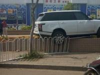 昆明一越野车失控连撞两车 冲上1米高花台