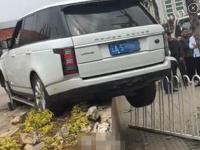 昆明一越野车失控连撞两车 冲上1米高花台