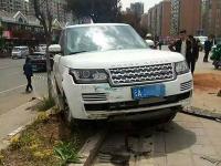 昆明一越野车失控连撞两车 冲上1米高花台