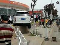 昆明一越野车失控连撞两车 冲上1米高花台