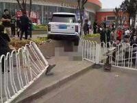 昆明一越野车失控连撞两车 冲上1米高花台