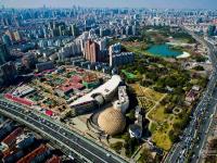 航拍上海城市文化新地标 迪士尼城跨越苏州河