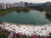 航拍上海城市文化新地标 迪士尼城跨越苏州河