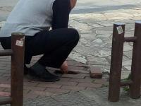 被地砖绊了一脚之后 老人是这样做的