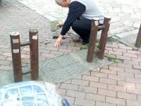 被地砖绊了一脚之后 老人是这样做的