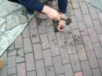 被地砖绊了一脚之后 老人是这样做的