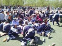运动会场地突发龙卷风 学生被卷起数米高