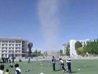 运动会场地突发龙卷风 学生被卷起数米高