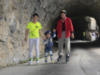 山西4岁男童轮滑挑战最险挂壁公路