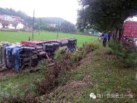货车侧翻 20多吨货物遭附近村民哄抢