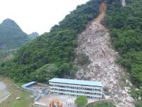 小学旁山体滑坡致教室坍塌 21名学生受伤