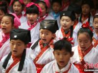 南京小学生着汉服行十岁成长礼