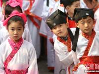 南京小学生着汉服行十岁成长礼