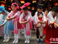 南京小学生着汉服行十岁成长礼