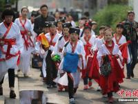 南京小学生着汉服行十岁成长礼