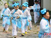 南京小学生着汉服行十岁成长礼