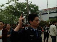 河南警方鸣枪震慑“医闹” 死亡幼儿母亲被吓跪