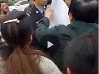 河南警方鸣枪震慑“医闹” 死亡幼儿母亲被吓跪