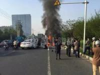 无锡两车相撞起火 丈夫全力推出妻子后身亡
