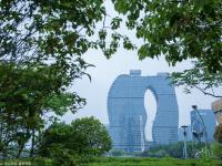杭州钱江边一奇葩建筑被称“粗细腿”