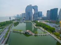 杭州钱江边一奇葩建筑被称“粗细腿”