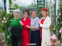 八旬“花样奶奶”春游照堪比明星