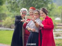 八旬“花样奶奶”春游照堪比明星